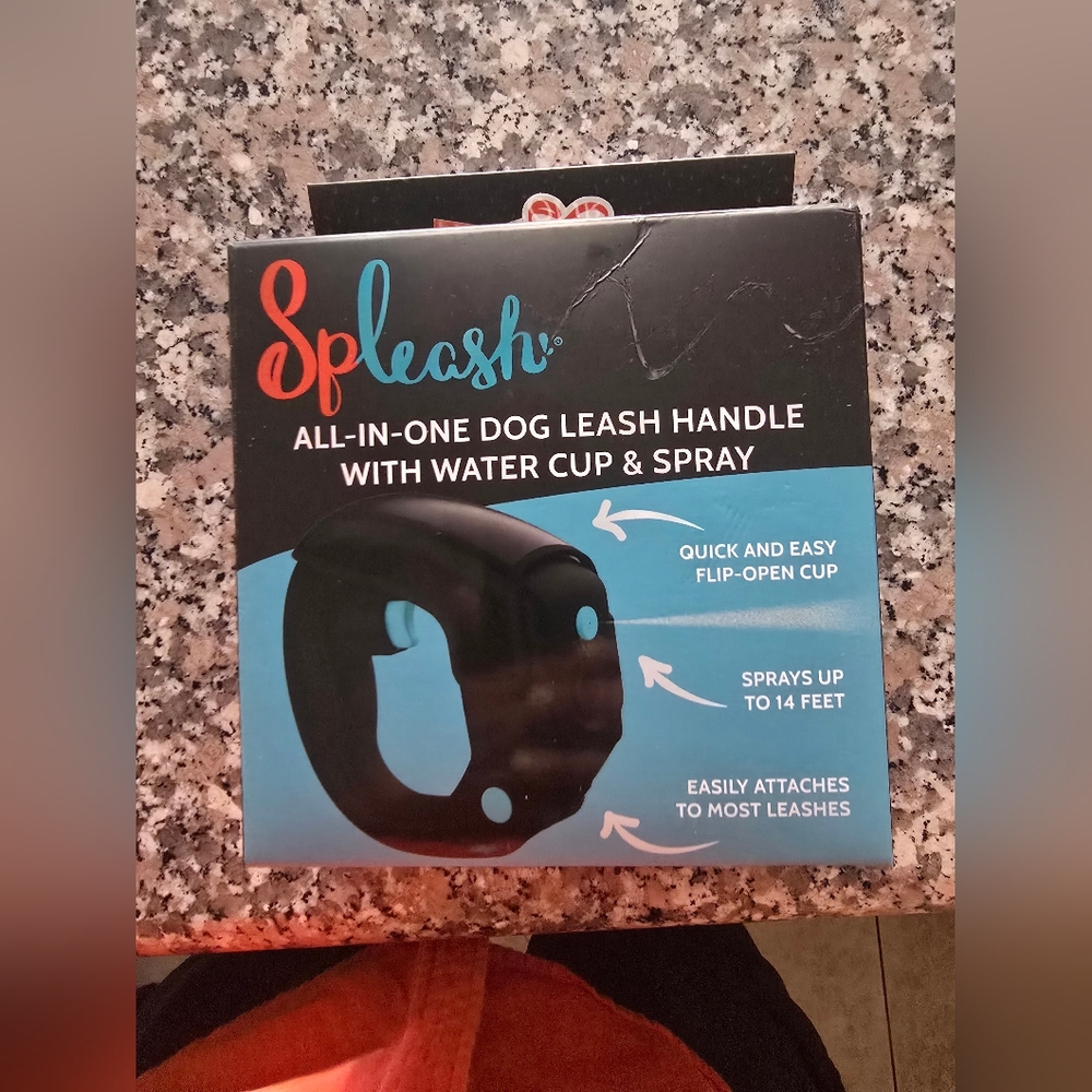 Spleash All-In-One Dog Leash Handle With Water Cup & Spray Brand New In Box